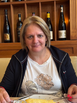 Anita, 50 �ves t�rskeres� n�, Tata