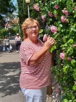 Julianna, 71 �ves t�rskeres� n�, Koml�