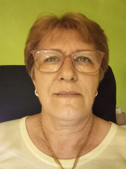 Ilona, 61 �ves t�rskeres� n�, Domb�v�r
