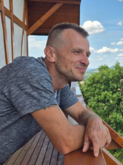 Attila, 42 �ves t�rskeres� f�rfi, F�t
