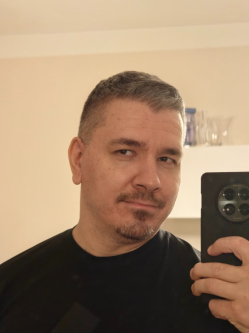 Tibor, 43 �ves szlov�kiai t�rskeres� f�rfi