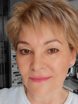 Gy�ngyike, 57 �ves t�rskeres� n�, Ajka