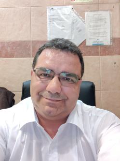 P�ter, 51 �ves t�rskeres� f�rfi, Kisapostag