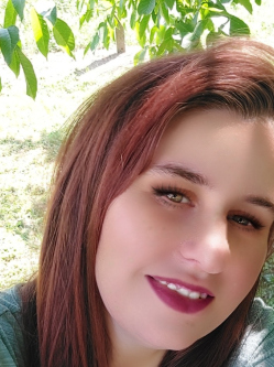 Andrea, 32 �ves t�rskeres� n�, Bonyh�d