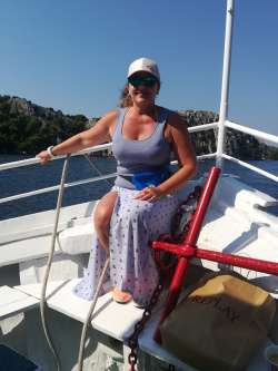 Korina, 58 �ves t�rskeres� n�, Polg�rdi