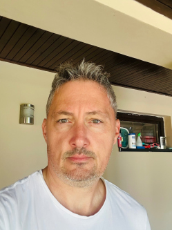 Istvan, 51 �ves gy�ngy�si t�rskeres� f�rfi