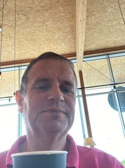 Theo, 54 �ves t�rskeres� f�rfi, Tiszaf�red