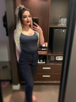 Vivien, 30 �ves t�rskeres� n�, Cegl�d