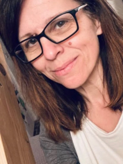 Heni, 50 �ves t�rskeres� n�, Gy�ngy�s