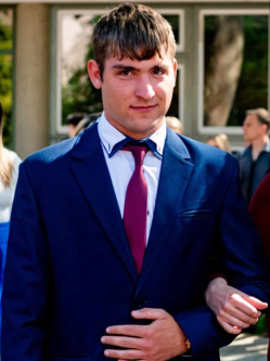 Viktor, 20 �ves t�rskeres� f�rfi, Kisk�r�s