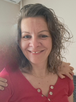 T�nde, 39 �ves t�rskeres� n�, Debrecen