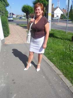 Gy�ngyi, 61 �ves t�rskeres� n�, Kisszekeres