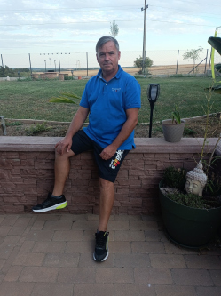 Peti, 56 �ves t�rskeres� f�rfi, Vecs�s