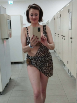 Vir�g, 49 �ves t�rskeres� n�, Tata