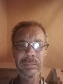 Karcsi, 43 �ves pr�gyi t�rskeres� f�rfi