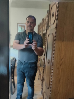 �rp�d, 52 �ves t�rskeres� f�rfi, Sarkadkereszt�r