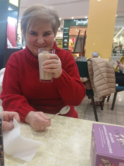 Katalin, 69 �ves t�rskeres� n�, �zd