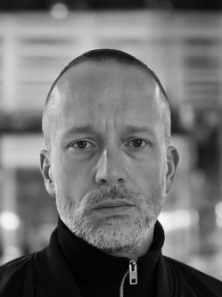 50 �ves rom�niai f�rfi