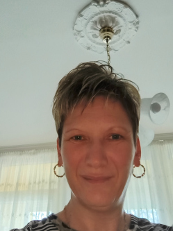 Renata, 49 �ves t�rskeres� n�, Ny�regyh�za