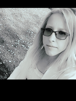 Alexandra, 39 �ves t�rskeres� n�, B�k�s