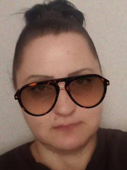 Edina, 46 �ves t�rskeres� n�, K�ka