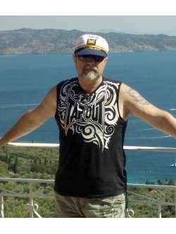Karesz, 66 �ves t�rskeres� f�rfi, Nova