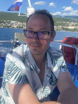 Tomi, 42 �ves t�rskeres� f�rfi, Ajka
