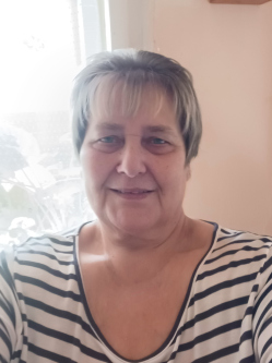 Csilla, 61 �ves t�rskeres� n�, R�talap