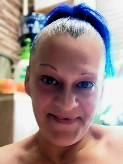 Nita, 48 �ves t�rskeres� n�, Duna�jv�ros