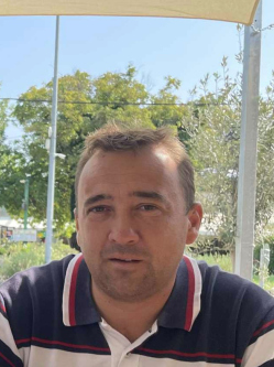 Barnab�s, 44 �ves t�rskeres� f�rfi, F�le