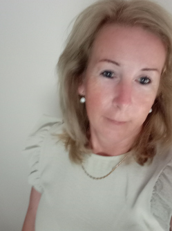 Erika, 54 �ves t�rskeres� n�, Hegyh�ts�l