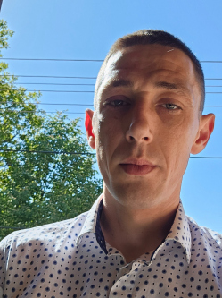 Attila, 35 �ves t�rskeres� f�rfi, M�lyk�t