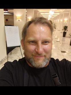 Albert, 52 �ves t�rskeres� f�rfi, Lenti