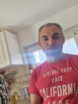 Attila, 47 �ves t�rskeres� f�rfi, S�rv�r