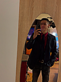 Misi, 21 �ves t�rskeres� f�rfi, Izm�ny