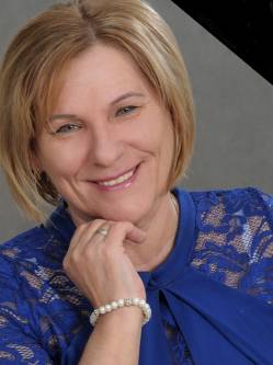 Zia, 65 �ves t�rskeres� n�, Kisk�r�s