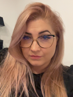 Betti, 31 �ves t�rskeres� n�, Ny�regyh�za