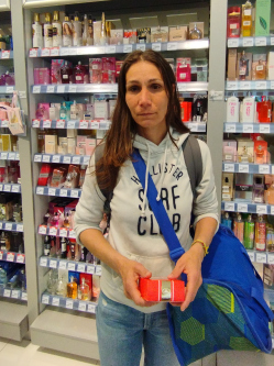 Gr�ta, 45 �ves t�rskeres� n�, Ny�regyh�za