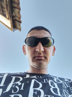 Zsigmond, 37 �ves t�rskeres� f�rfi, J�szap�ti