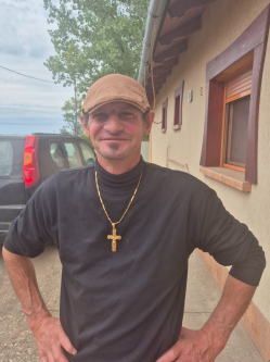 Misi, 52 �ves t�rskeres� f�rfi, J�szkarajen�
