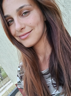 Niki, 26 �ves t�rskeres� n�, F�l�pjakab