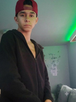 Karoly, 18 �ves t�rskeres� f�rfi, Beszterceb�nya