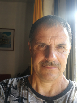 �rp�d, 52 �ves t�rskeres� f�rfi, Sarkadkereszt�r