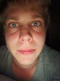 Viktor, 19 éves társkereső férfi, Ajak