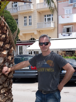 Zsolt, 50 �ves s�rv�ri t�rskeres� f�rfi