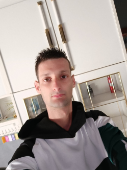 Laca, 36 �ves t�rskeres� f�rfi, Gar�