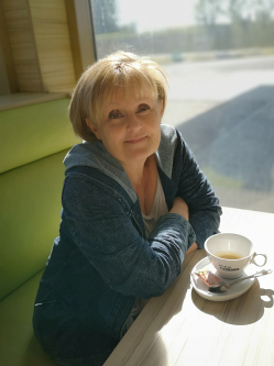 Gabriella, 63 �ves t�rskeres� n�, Paks