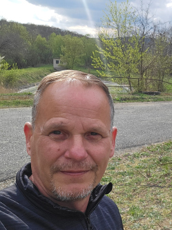 Zoli, 52 �ves t�rskeres� f�rfi, Buda�rs