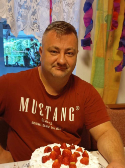 Sanyi, 40 �ves t�rskeres� f�rfi, Kisv�rda