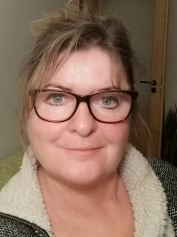 Ercsi, 56 �ves t�rskeres� n�, H�dmez�v�s�rhely